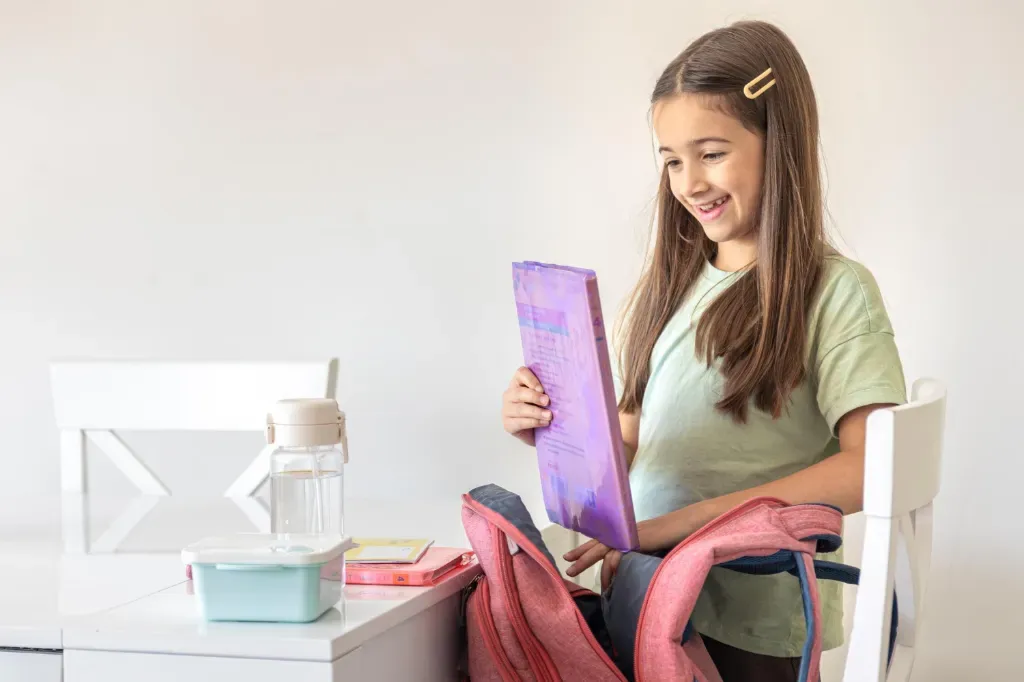 Dziewczynka szykująca się do przedszkola