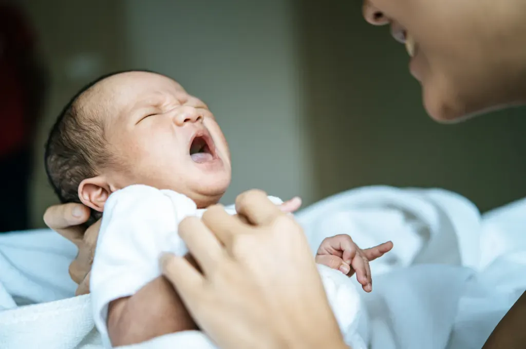 niemowlę płacze z powodu kolki jelitowej